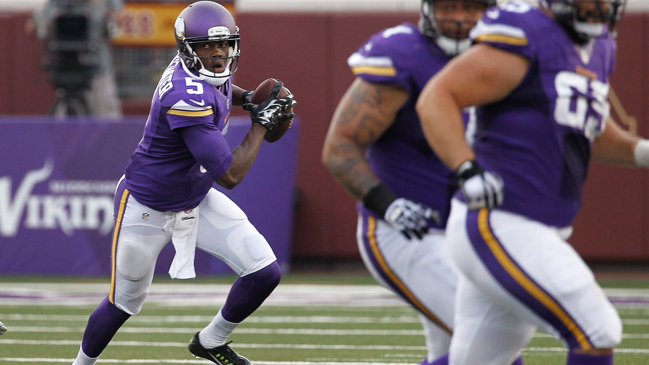 Fans chant 'Teddy,' but Bridgewater not quite NFL ready